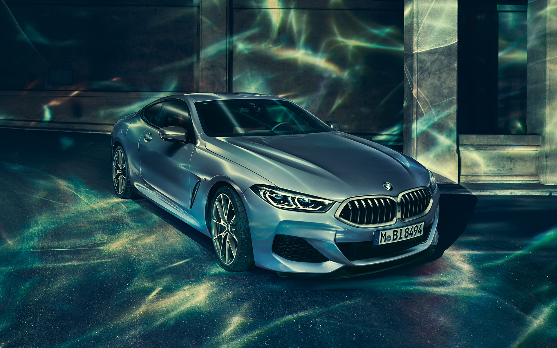 BMW 8. sērijas Coupé, trīs ceturtdaļu aizmugures labās puses skats BMW 8. sērijas Coupé aizmugures labās puses trīs ceturtdaļu momentuzņēmums pilsētā.