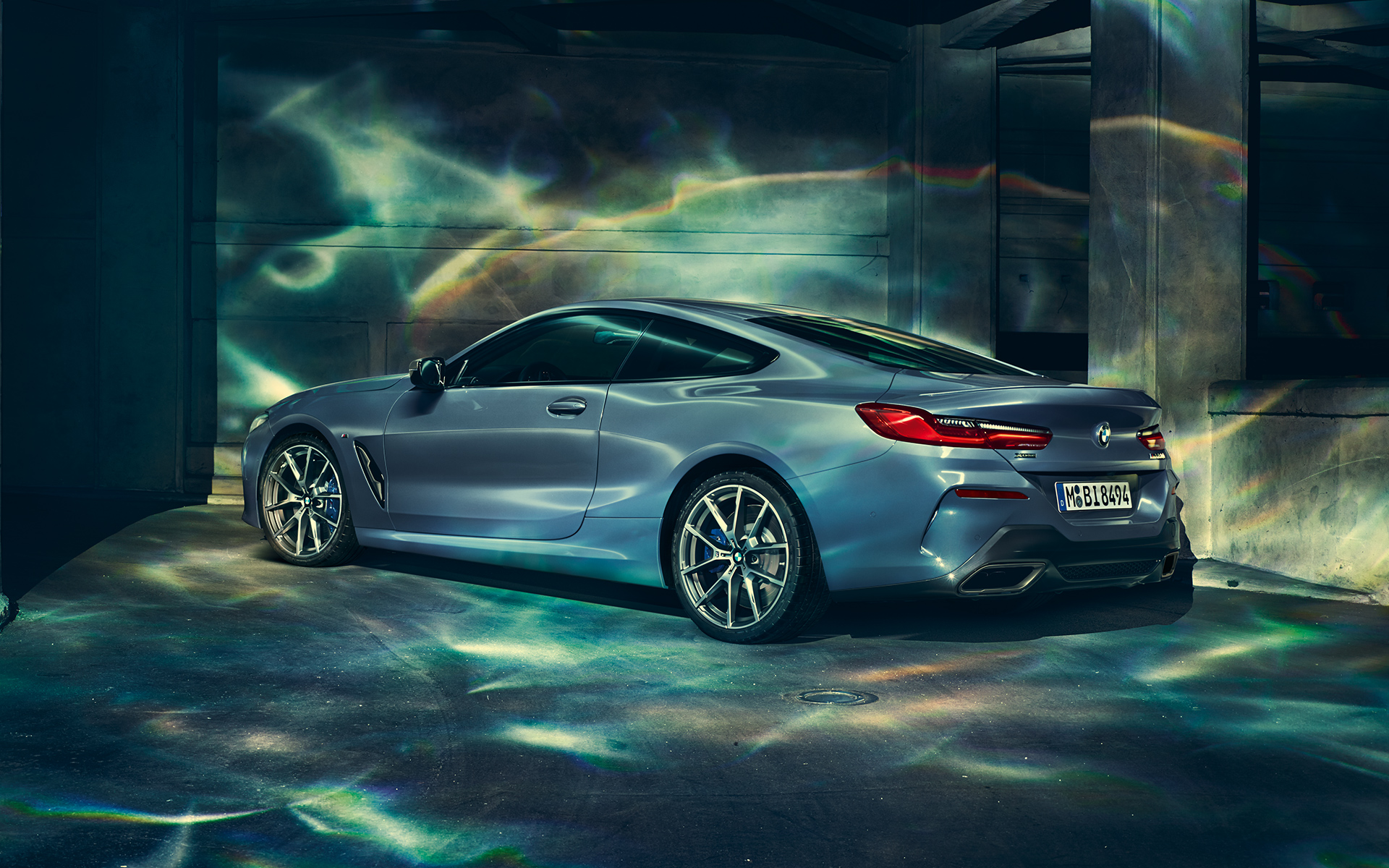 BMW 8. sērijas Coupé, kreisā puse BMW 8. sērijas Coupé kreisās puses uzņēmums pilsētā.