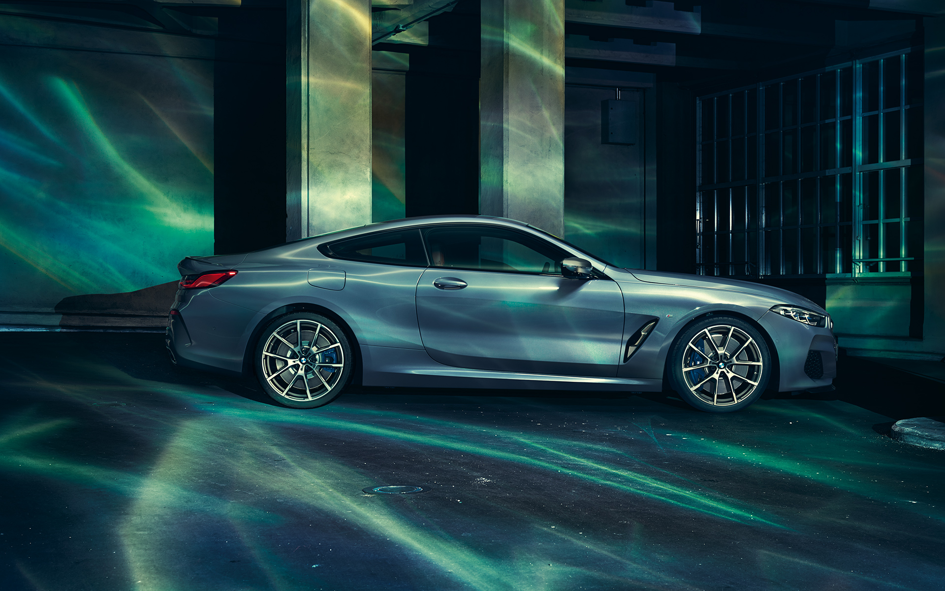 BMW 8. sērijas Coupé, labā puse BMW 8. sērijas Coupé labās puses uzņēmums pilsētā.