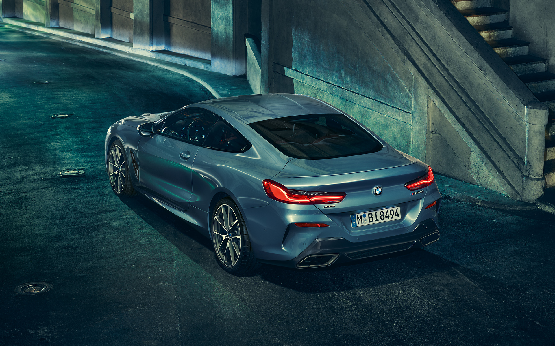 BMW 8. sērijas Coupé, trīs ceturtdaļu aizmugures skats BMW 8. sērijas Coupé aizmugures kreisās puses trīs ceturtdaļu momentuzņēmums pilsētā.