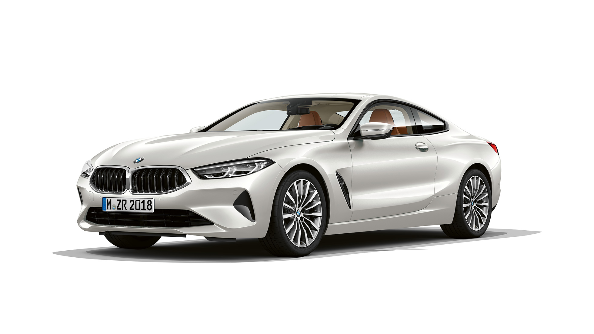 BMW 8. sērijas Coupé, trīs ceturtdaļu priekšējais skats. BMW 8. sērijas Coupé, metāliskā Mineral White krāsā, trīs ceturtdaļu priekšpuses skats.