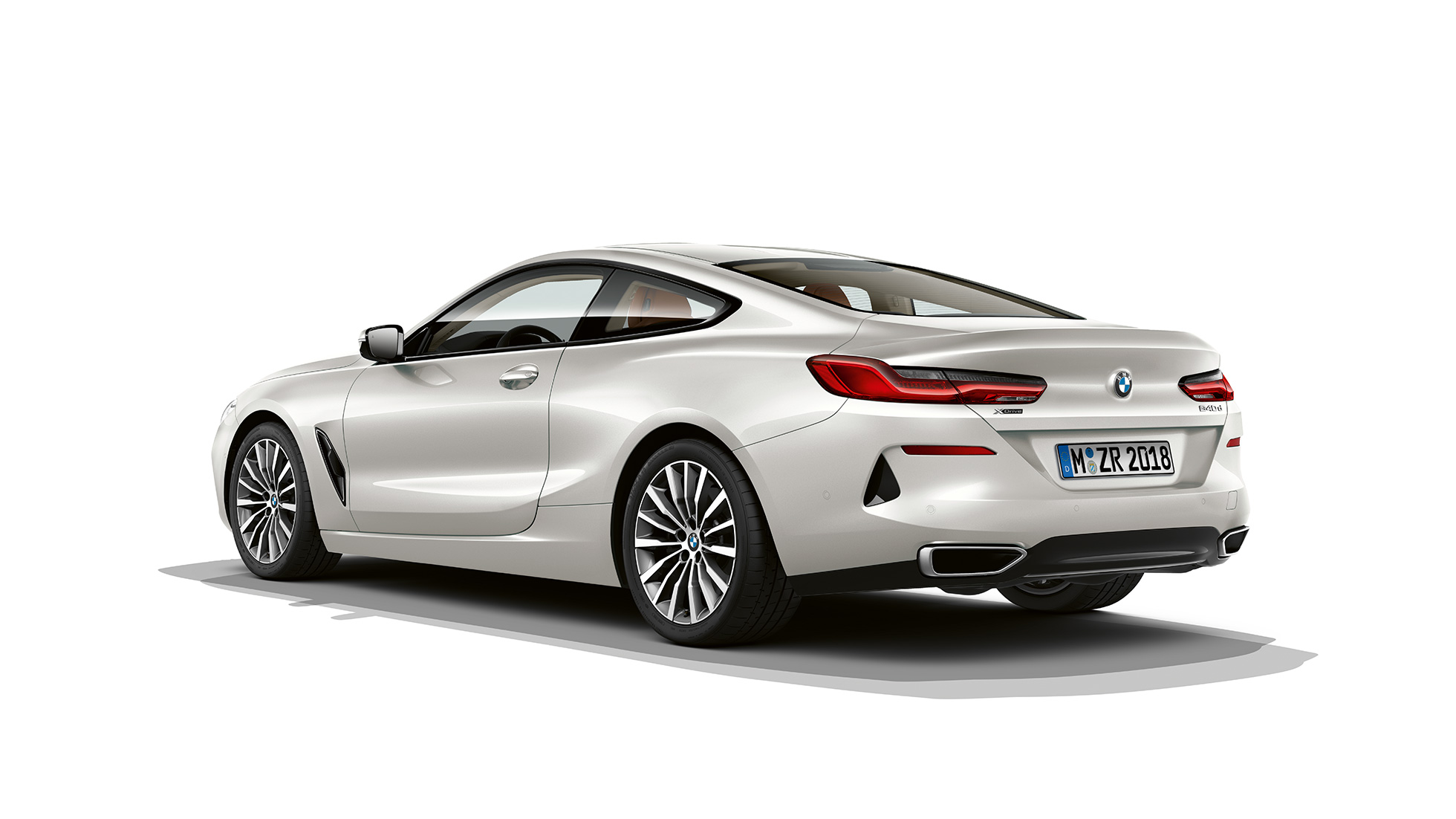 BMW 8. sērijas Coupé, trīs ceturtdaļu aizmugures skats. BMW 8. sērijas Coupé, metāliskā Mineral White krāsā, trīs ceturtdaļu aizmugures skats.