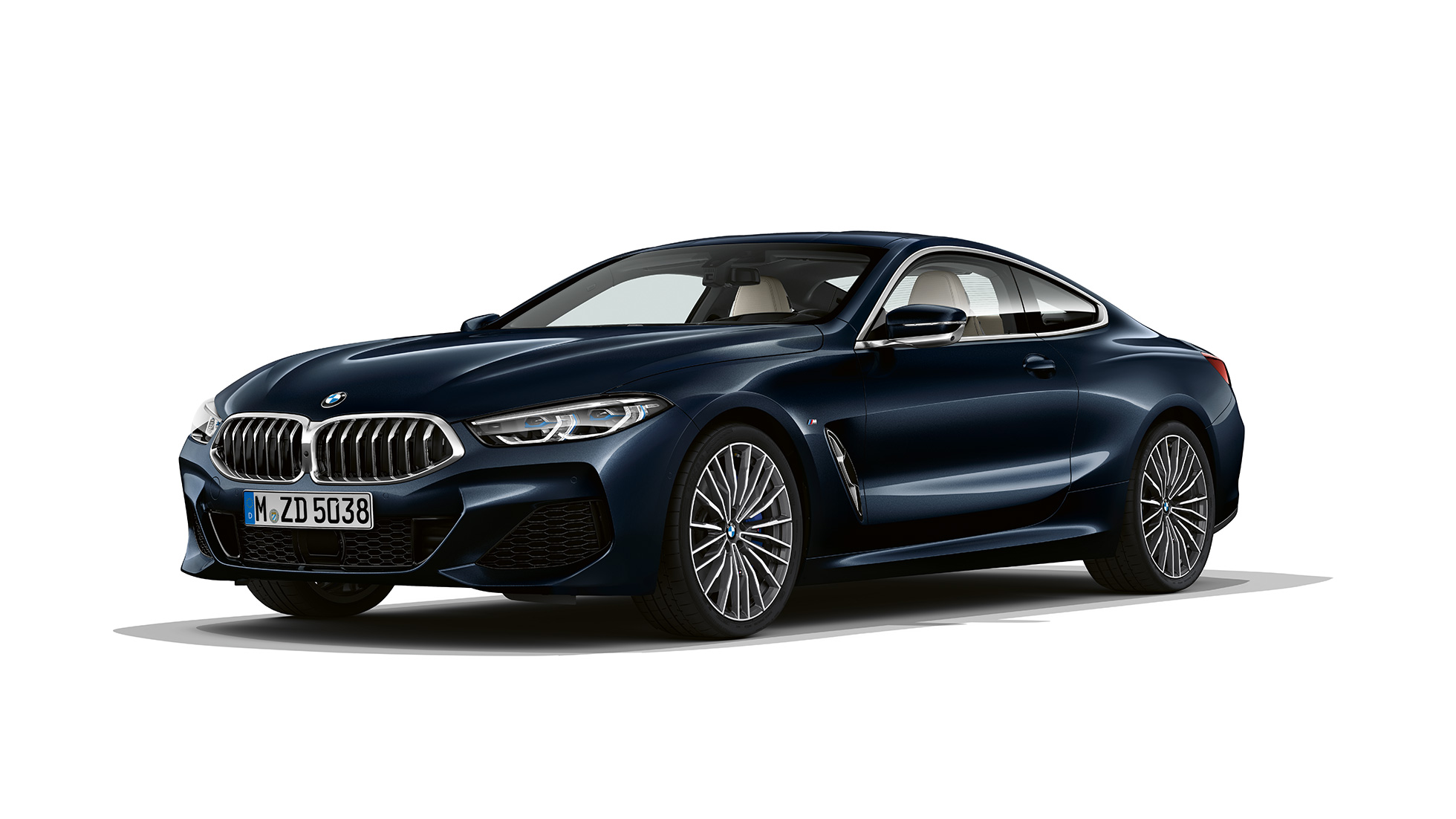 BMW 8. sērijas Coupé, trīs ceturtdaļu priekšējais skats. BMW 8. sērijas Coupé, metāliskā Carbon Black krāsā, trīs ceturtdaļu priekšpuses skats.