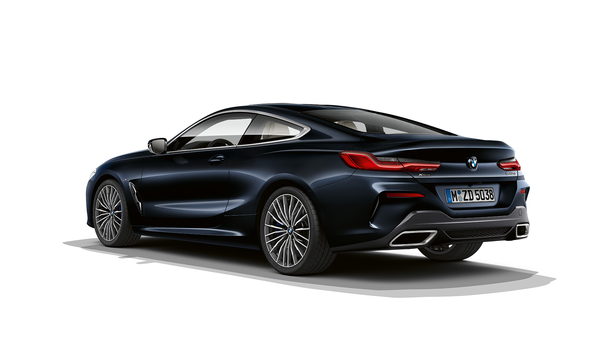 BMW 8. sērijas Coupé, trīs ceturtdaļu aizmugures skats. BMW 8. sērijas Coupé, metāliskā Carbon Black krāsā, trīs ceturtdaļu aizmugures skats.