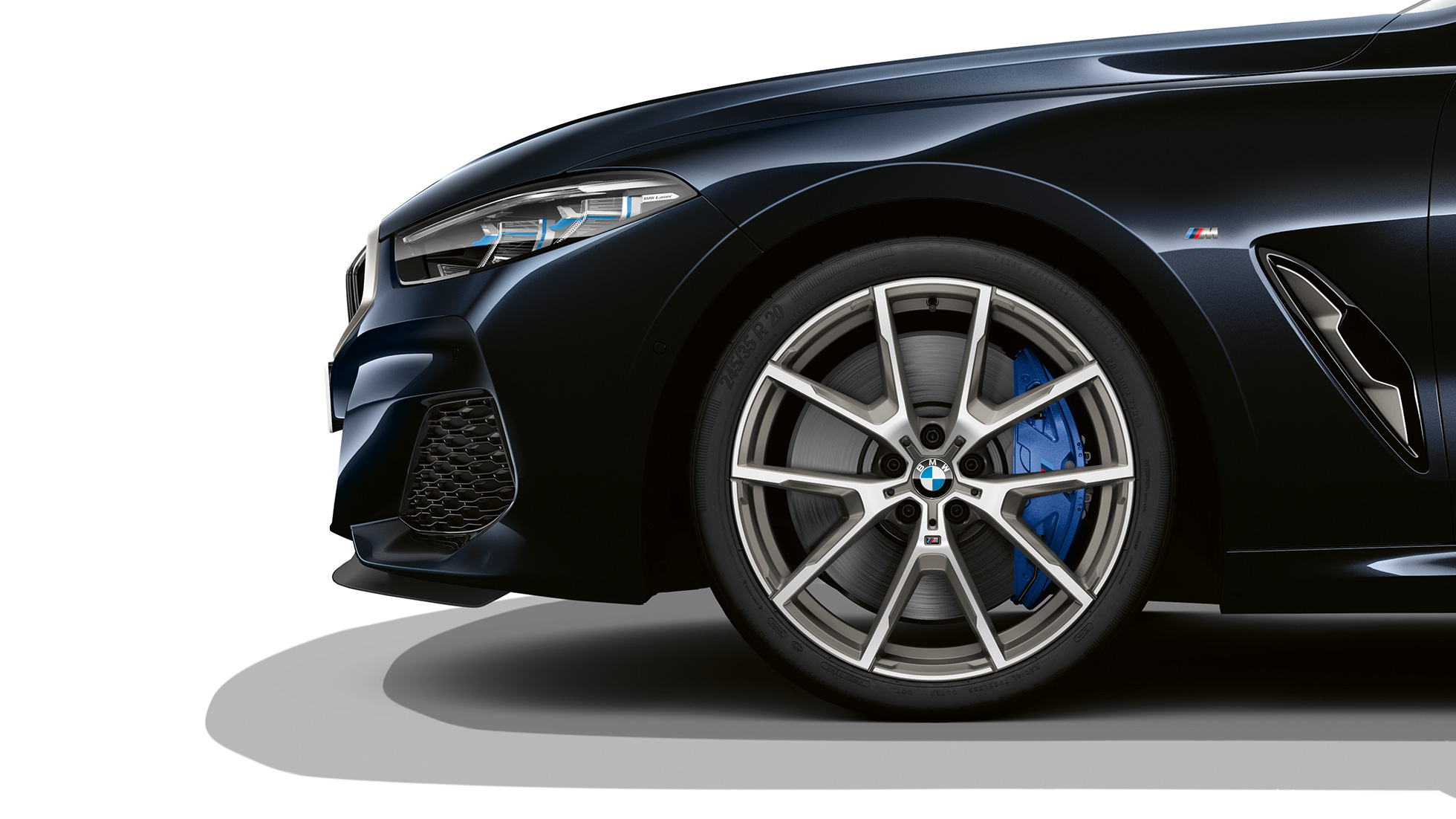 19 collu vieglmetāla divtoņu diski ar Double-spoke 727 M stilu. BMW 8. sērijas Coupé metāliskā Carbon Black krāsā, 19 collu vieglmetāla divtoņu diski ar Double-spoke stilu 727 M Carbon Black krāsā.
