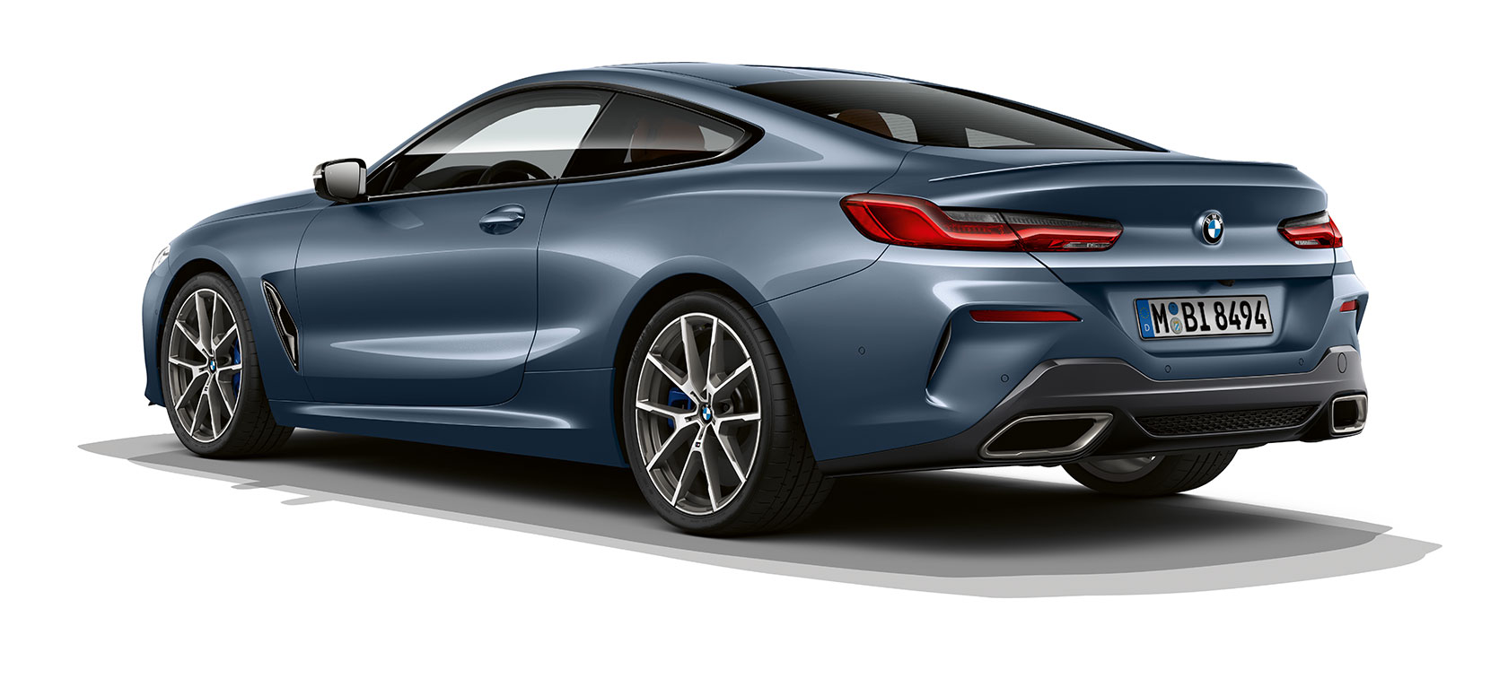BMW 8. sērijas Coupé, metāliskā Barcelona Blue krāsā. BMW 8. sērijas Coupé, metāliskā Barcelona Blue krāsā, trīs ceturtdaļu aizmugures skats.