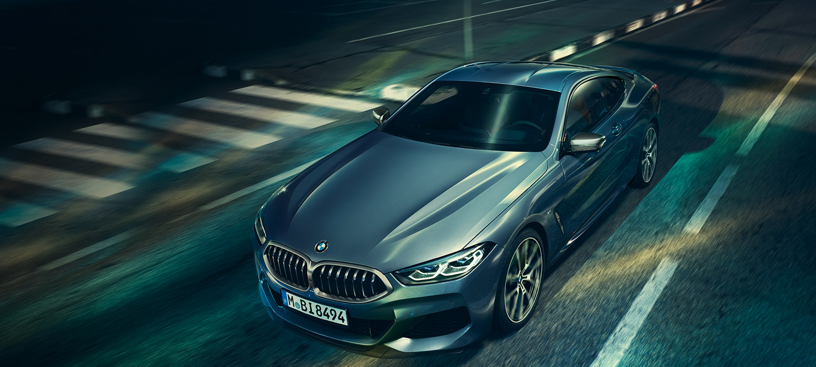 BMW 8. sērijas Coupé, trīs ceturtdaļu priekšējais skats. BMW 8. sērijas Coupé, trīs ceturtdaļu priekšpuses skats, stāvošs automobilis ar skatu uz dzinēja pārsegu.