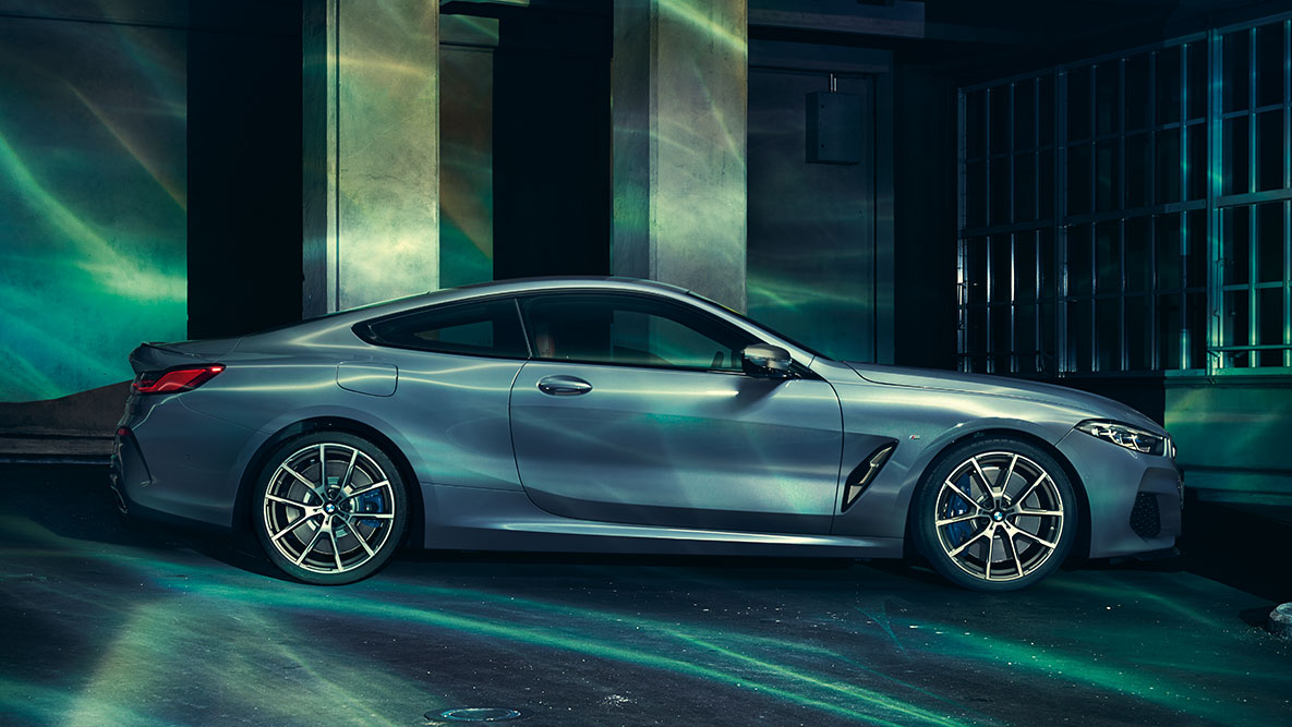 BMW 8 . sērijas Coupé, sānskats. BMW 8. sērijas Coupé sānu momentuzņēmums pilsētā.