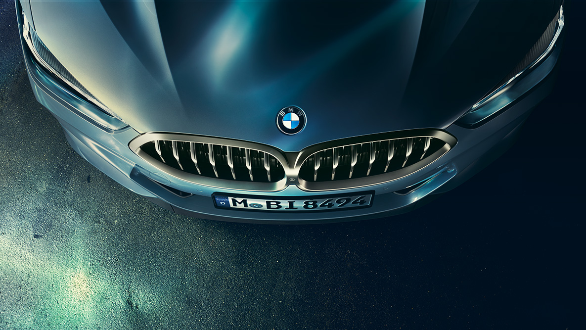 BMW 8. sērijas Coupé, dzinēja pārsegs. BMW 8. sērijas Coupé dzinēja pārsega tuvplāns no augšpuses.
