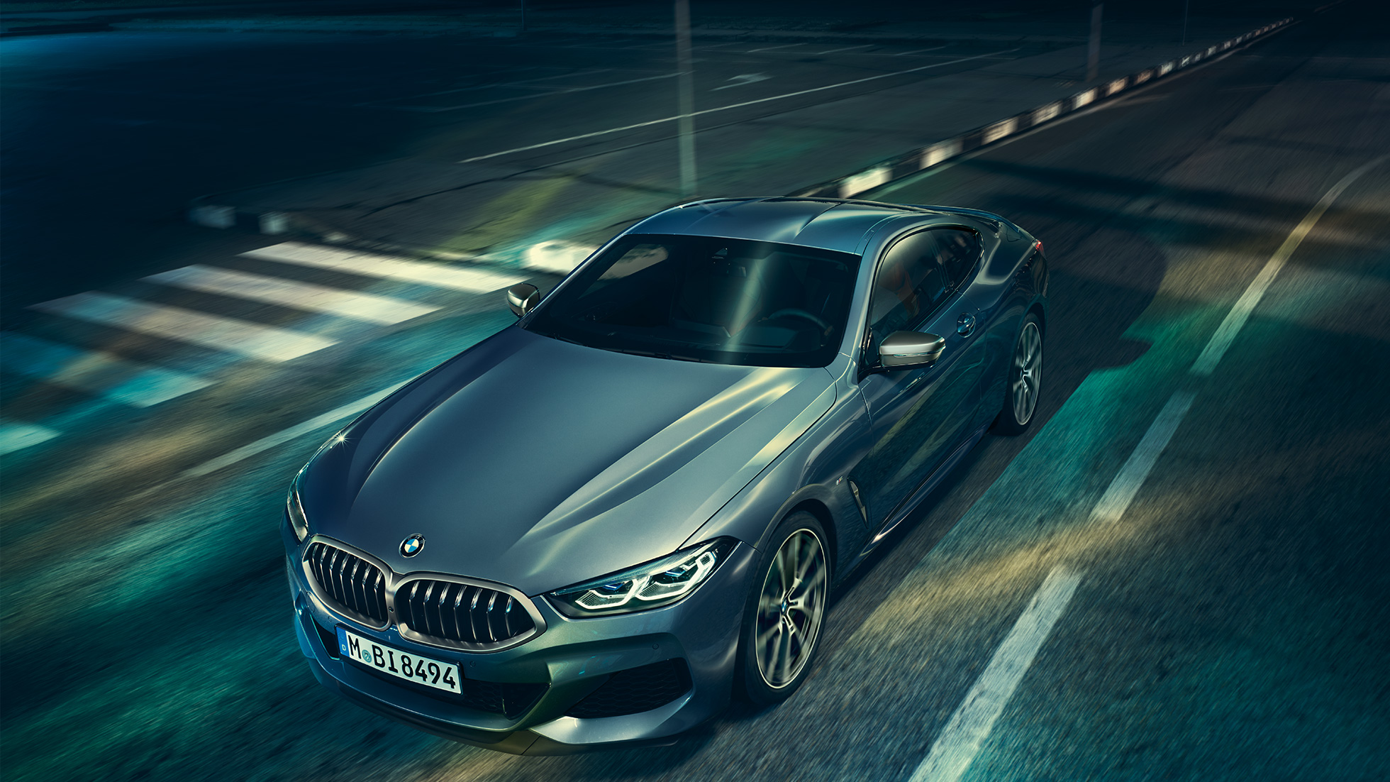 BMW 8. sērijas Coupé, trīs ceturtdaļu priekšējais skats. BMW 8. sērijas Coupé, trīs ceturtdaļu priekšpuses skats, stāvošs automobilis ar skatu uz dzinēja pārsegu.
