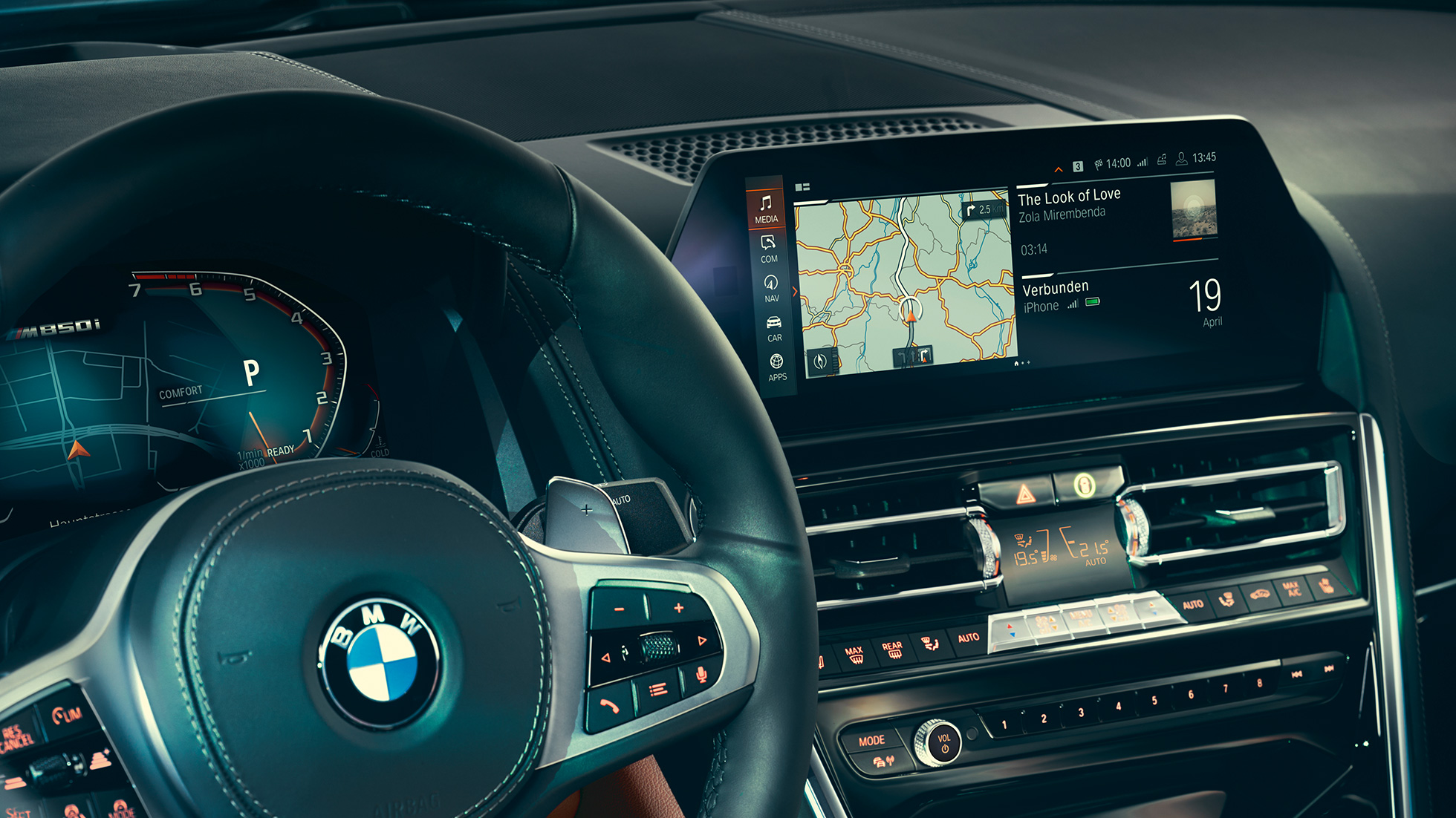 BMW 8. sērijas Coupé, kokpits. BMW 8. sērijas Coupé, kokpits, tuvplāns ar stūri un vadības displeju.