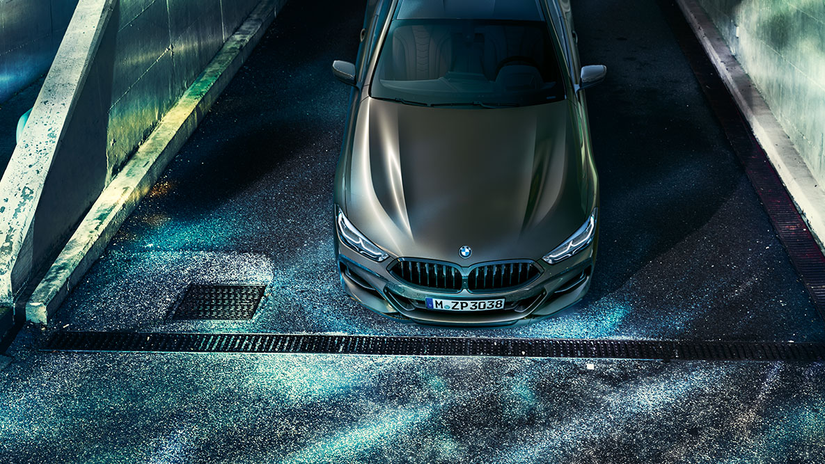 BMW 8. sērijas Coupé priekšdaļas momentuzņēmums. BMW 8. sērijas Coupé ar BMW Individual aprīkojumu priekšdaļas momentuzņēmums naksnīgā pilsētā.