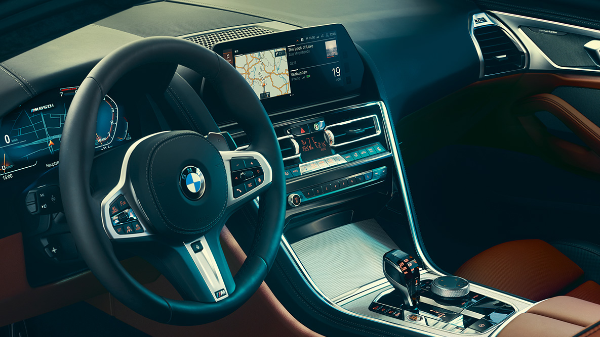 BMW 8. sērijas Coupé, kokpits. BMW 8. sērijas Coupé kokpita tuvplāns.