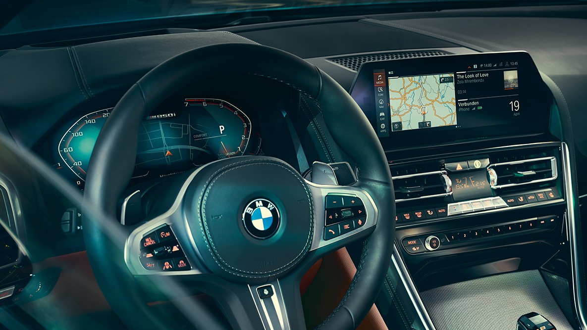 BMW 8. sērijas Coupé, kokpits. BMW 8. sērijas Coupé salona tuvplāns ar uzsvaru uz stūri.