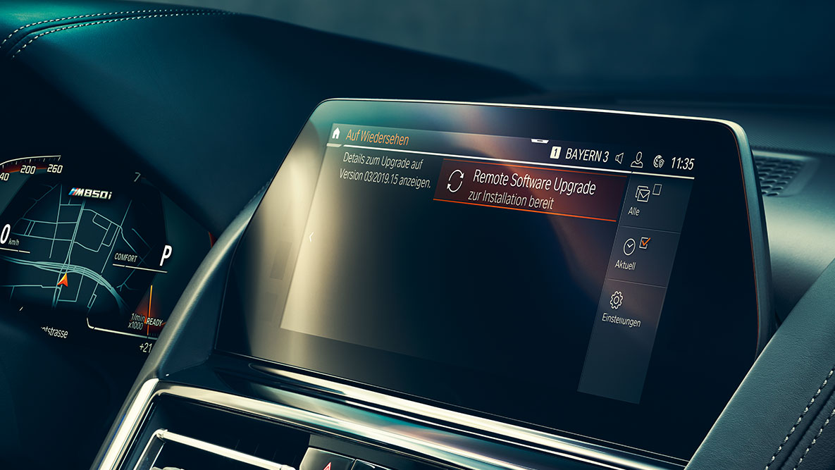 BMW 8. sērijas Coupé, kokpits. BMW 8. sērijas Coupé salons ar vadības displeju un attālo programmatūras jaunināšanu.