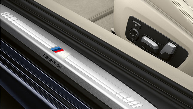 BMW 8. sērijas Coupé, durvju slieksnis ar M logotipu. BMW 8. sērijas Coupé durvju sliekšņa ar M logotipu tuvplāns.