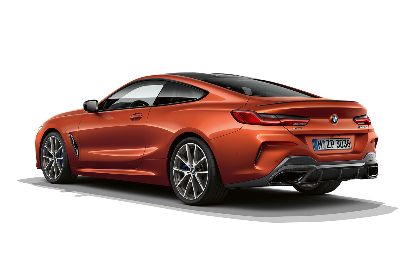 BMW 8. sērijas Coupé, metāliska Sunset Orange krāsa. Metāliskas Sunset Orange krāsas BMW 8. sērijas Coupé momentuzņēmums uz balta fona.