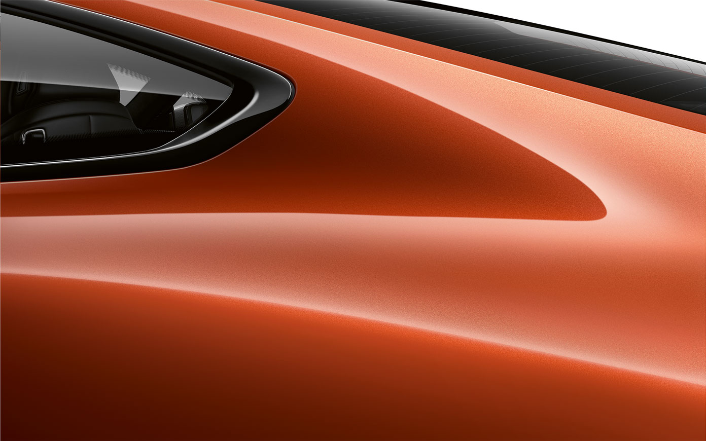 BMW 8. sērijas Coupé, aizmugurējā statņa tuvplāns. Metāliskas Sunset Orange krāsas BMW 8. sērijas Coupé aizmugurējā statņa tuvplāns.