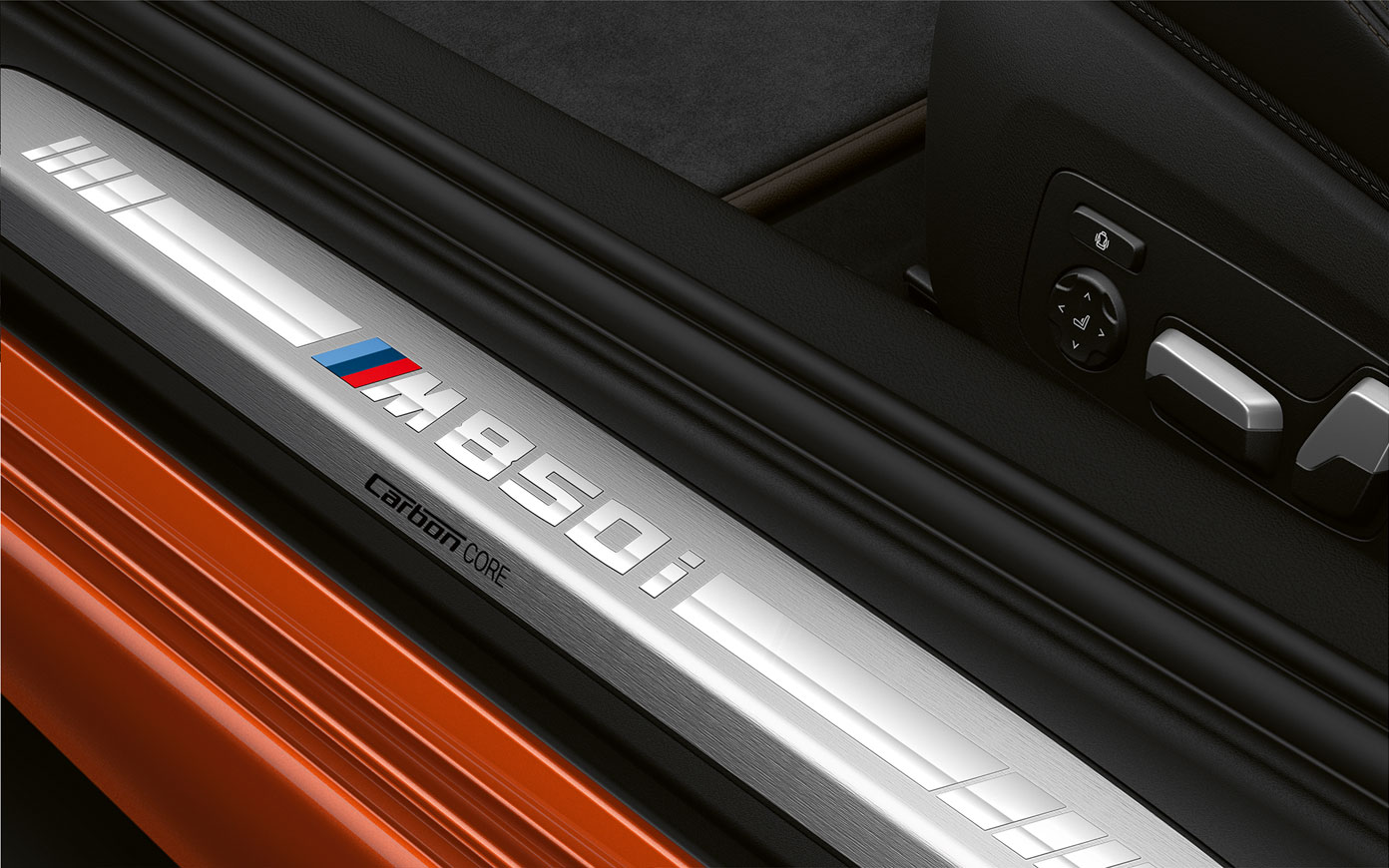 BMW 8. sērijas Coupé, M850i durvju slieksnis. BMW 8. sērijas Coupé ar M850i logotipu durvju sliekšņa tuvplāns.