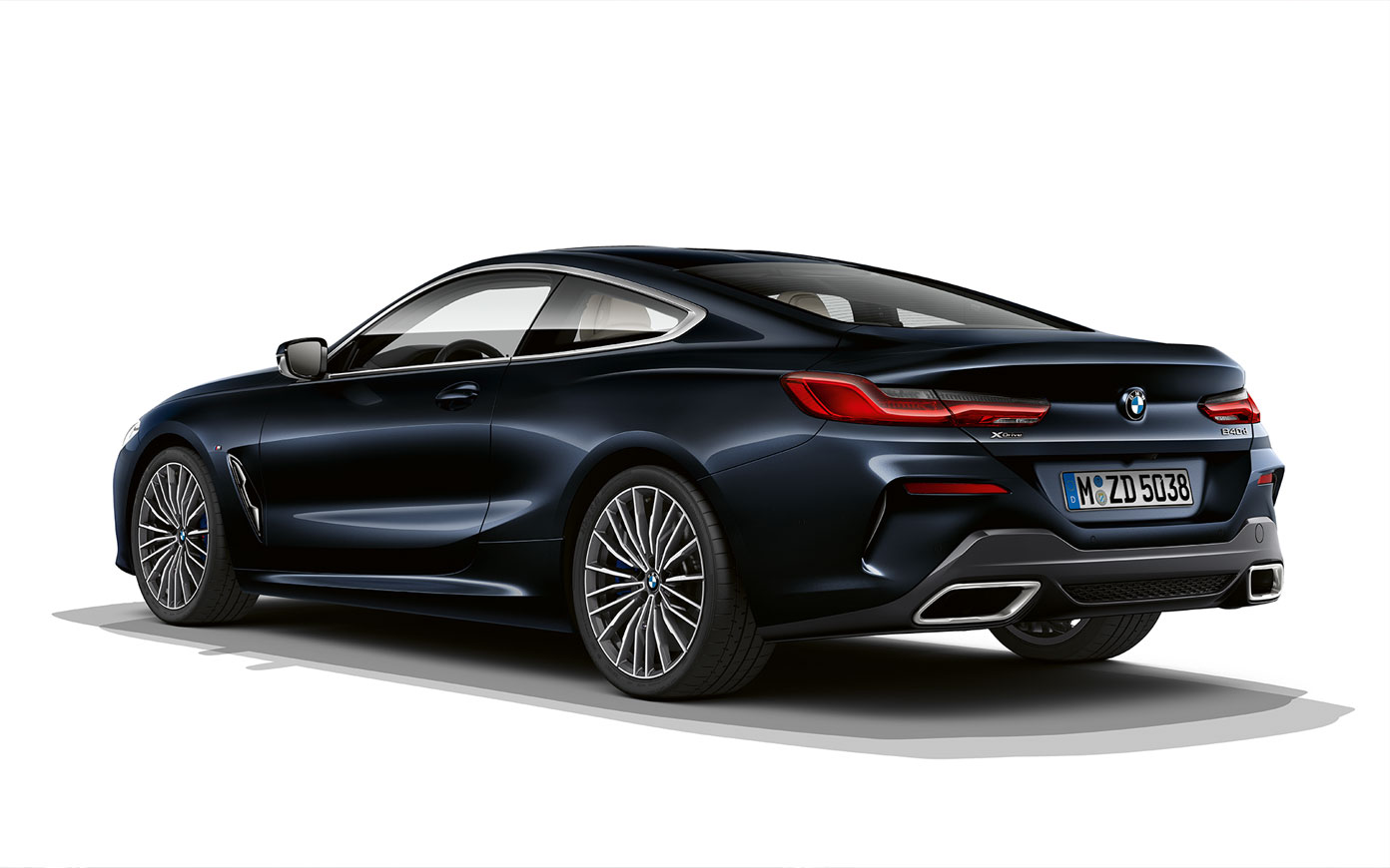 BMW 8. sērijas Coupé, metāliska Carbon Black. Metāliskas Carbon Black krāsas BMW 8. sērijas Coupé momentuzņēmums uz balta fona.