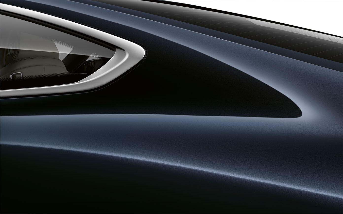 BMW 8. sērijas Coupé, aizmugurējā statņa tuvplāns. Metāliskas Carbon Black BMW 8. sērijas Coupé aizmugurējā statņa tuvplāns.