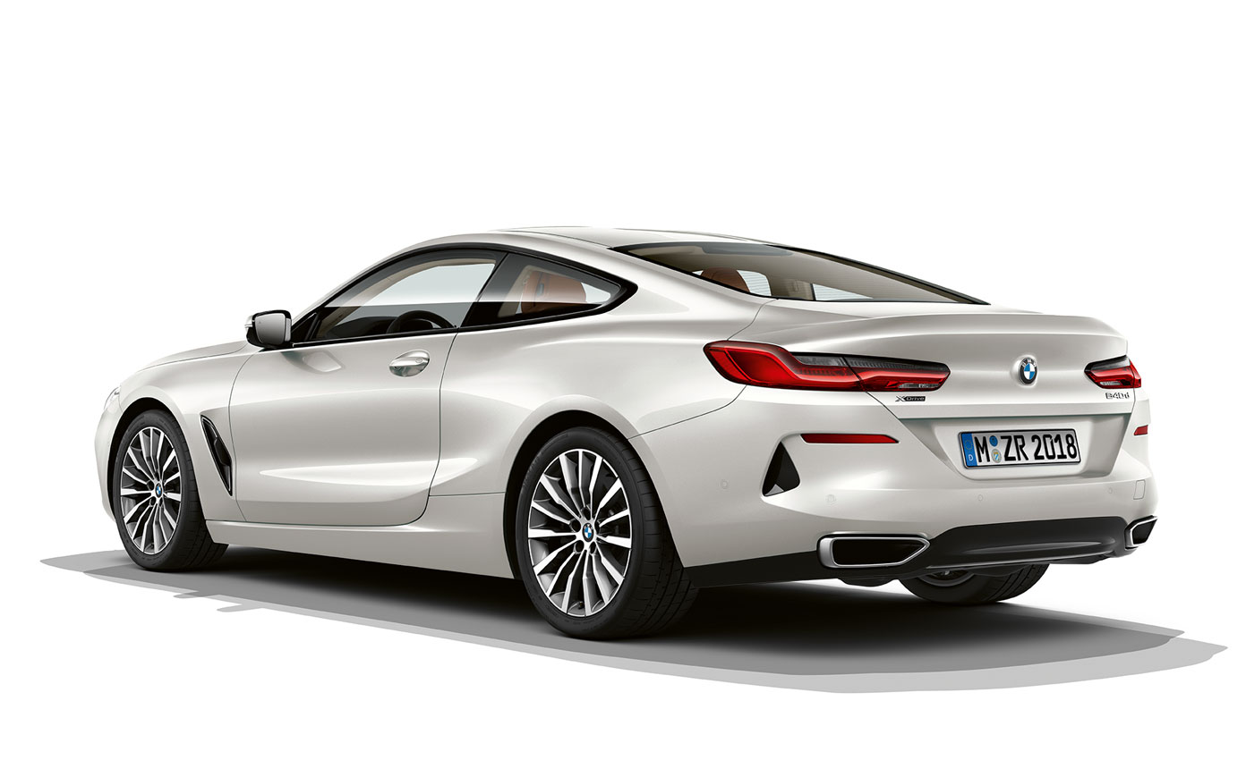BMW 8. sērijas Coupé, metāliska Mineral White krāsa. Metāliskas Mineral White krāsas BMW 8. sērijas Coupé momentuzņēmums uz balta fona.