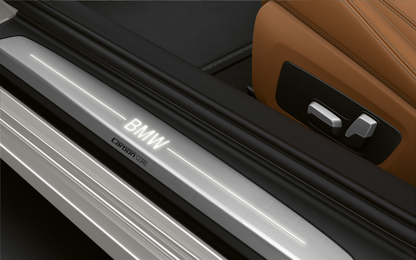 BMW 8. sērijas Coupé, durvju slieksnis ar BMW logotipu. BMW 8. sērijas Coupé durvju sliekšņa ar BMW logotipu tuvplāns.