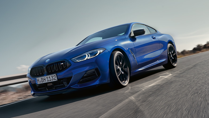 BMW M850i xDrive Coupé G15, LCI, atjaunināts, 2022, metāliska M Portimao Blue krāsa, trīs ceturtdaļu priekšpuses skats BMW M850i xDrive Coupé G15, LCI, atjaunināts, 2022, metāliska M Portimao Blue krāsa, trīs ceturtdaļu priekšpuses skats, braucienā