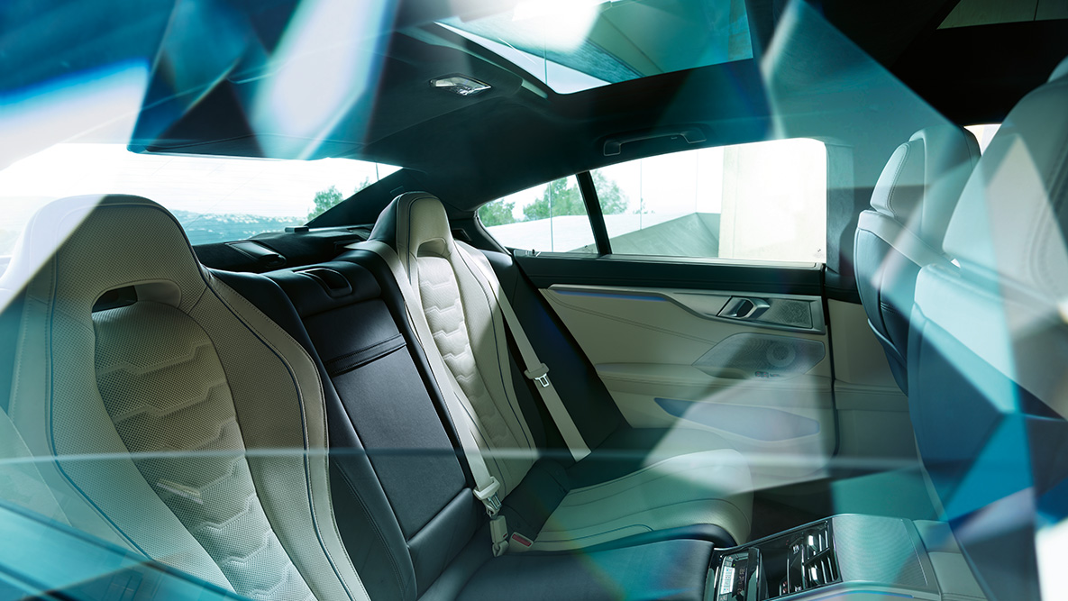 Sporta automobiļa raksturs aizmugurē BMW 8. sērijas Gran Coupé, sporta automobiļa raksturs aizmugurē