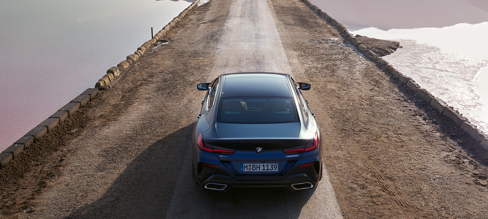 BMW 8. sērijas Gran Coupé G16, LCI, atjaunināts, 2022, BMW M850i xDrive BMW Individual metāliska Frozen Tanzanite Blue krāsa, trīs ceturtdaļu priekšpuses skats, stāvošs automobilis uz ēkas fona BMW 8. sērijas Gran Coupé G16, LCI, atjaunināts, 2022, BMW M850i xDrive BMW Individual metāliska Frozen Tanzanite Blue krāsa, trīs ceturtdaļu priekšpuses skats, stāvošs automobilis uz ēkas fona