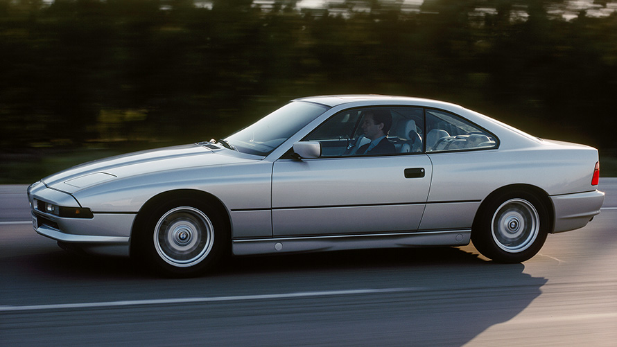 BMW 8. sērijas Coupé (E31), septiņu astotdaļu sānskats, braucošs automobilis BMW 8. sērijas Coupé (E31), septiņu astotdaļu sānskats, braucošs automobilis