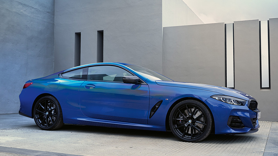 BMW 8. sērijas Coupé (G15), trīs ceturtdaļu priekšpuses skats, stāvošs automobilis BMW 8. sērijas Coupé (G15), trīs ceturtdaļu priekšpuses skats, stāvošs automobilis