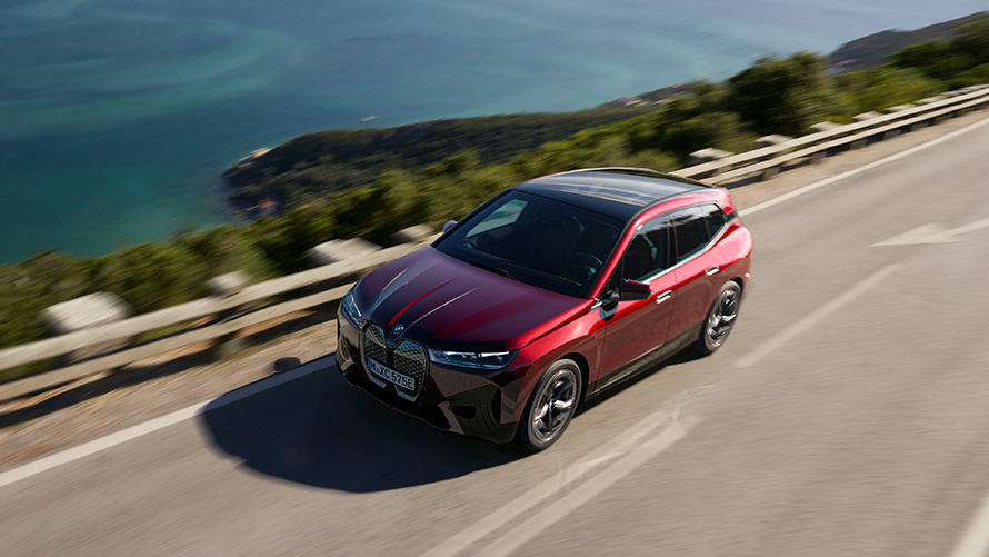 BMW iX i20, 2021, elektrisks SUV, BMW iX xDrive50, sniegums BMW iX i20, 2021, elektrisks SUV, BMW iX xDrive50, Aventurin Red krāsa, pa ielu braucošs automobilis, sniegums