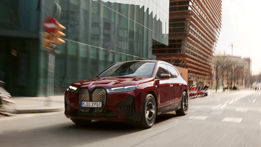 BMW iX i20, elektrisks SUV, BMW iX xDrive50, vadītāja palīdzības sistēma BMW iX i20, 2021, elektrisks SUV, BMW iX xDrive50, Aventurin Red krāsa, pilsētas vidē