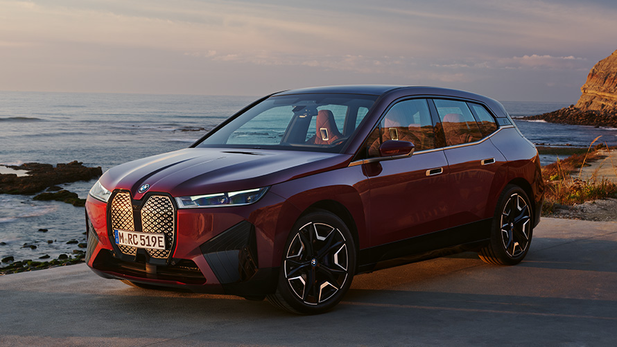 BMW iX i20, 2021, elektrisks SUV, BMW iX xDrive50, aerodinamika, virsbūve BMW iX i20, 2021, elektrisks SUV, BMW iX xDrive50, Aventurin Red krāsa, sānskats, virsbūve