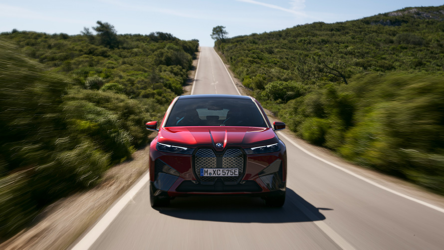 BMW iX i20, 2021, elektrisks SUV, BMW iX xDrive50, darbības attālums BMW iX i20, 2021, elektrisks SUV, BMW iX xDrive50, Aventurin Red krāsa, pa ielu braucošs automobilis, darbības attālums