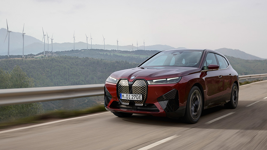 BMW iX xDrive50 i20, 2021, elektrisks SUV, ilgtspēja BMW iX xDrive50 i20, 2021, elektrisks SUV, braucienā pa piekrastes ceļu, ilgtspēja
