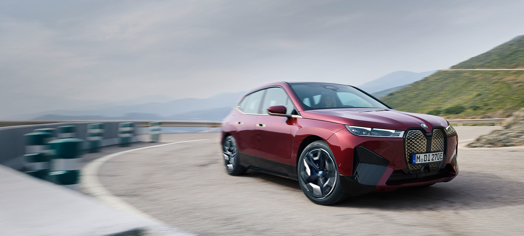 BMW iX i20, 2021, elektrisks SUV, BMW iX xDrive50, Aventurin Red krāsa, piekrastē
