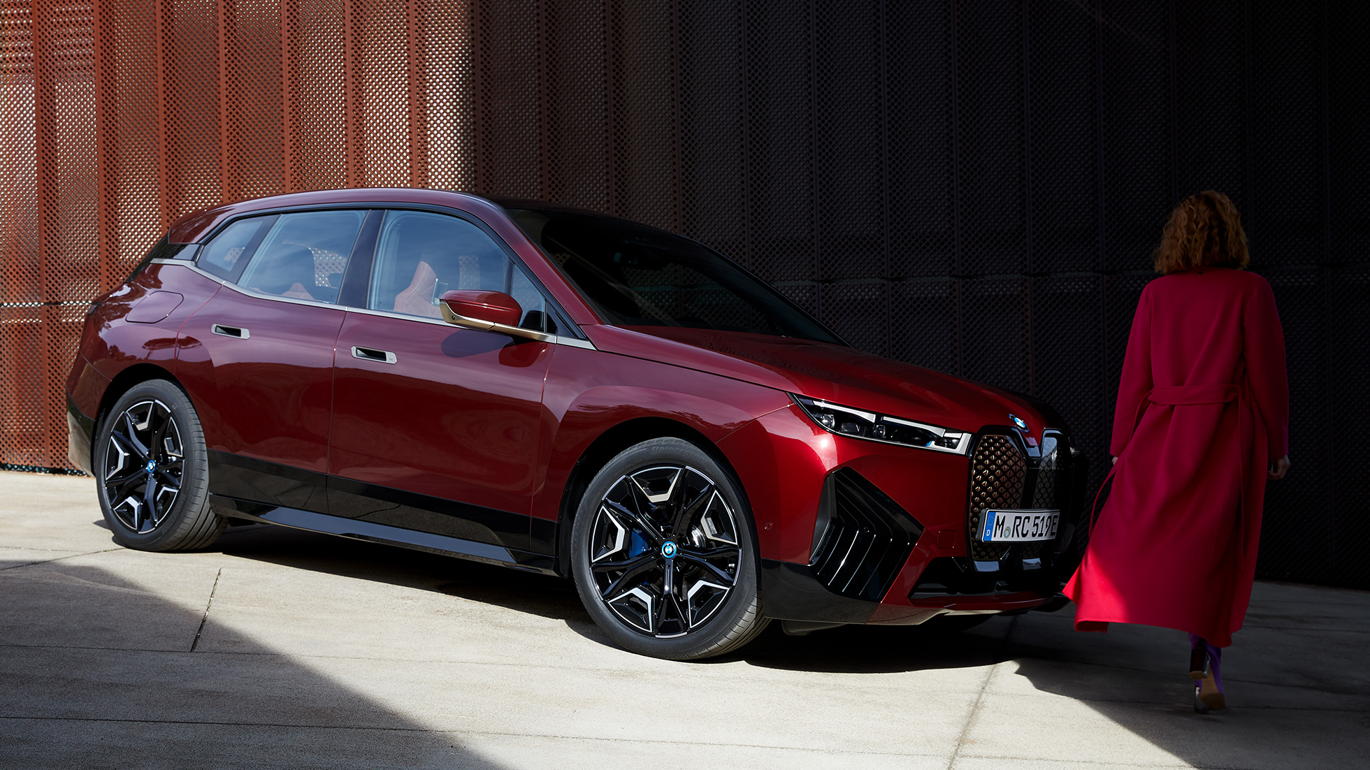 BMW iX, trīs ceturtdaļu sānskats, virsbūve BMW iX, Aventurin Red krāsa, i20, trīs ceturtdaļu sānskats, virsbūve