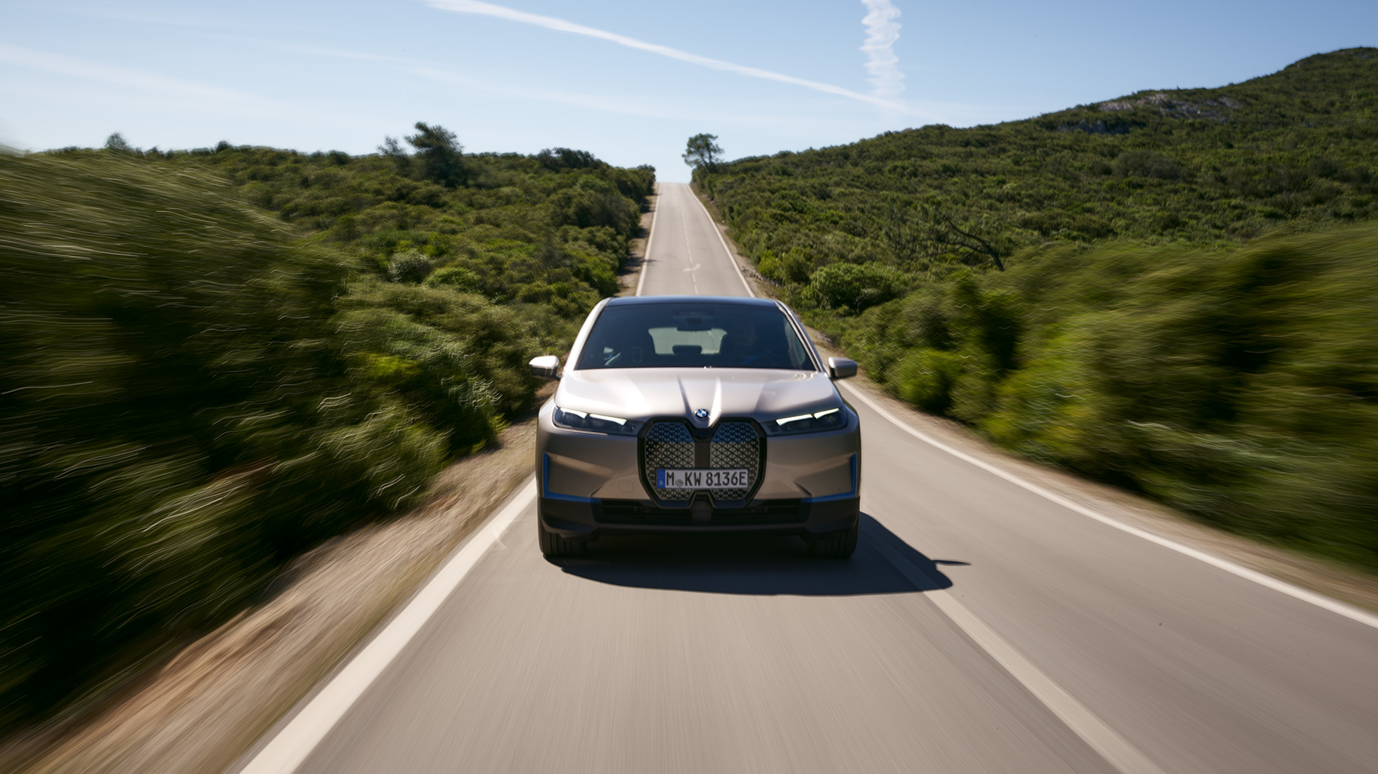 BMW iX, priekšpuses skats uz ceļa BMW iX, Cashmere Silver krāsa, i20, priekšpuses skats uz ceļa