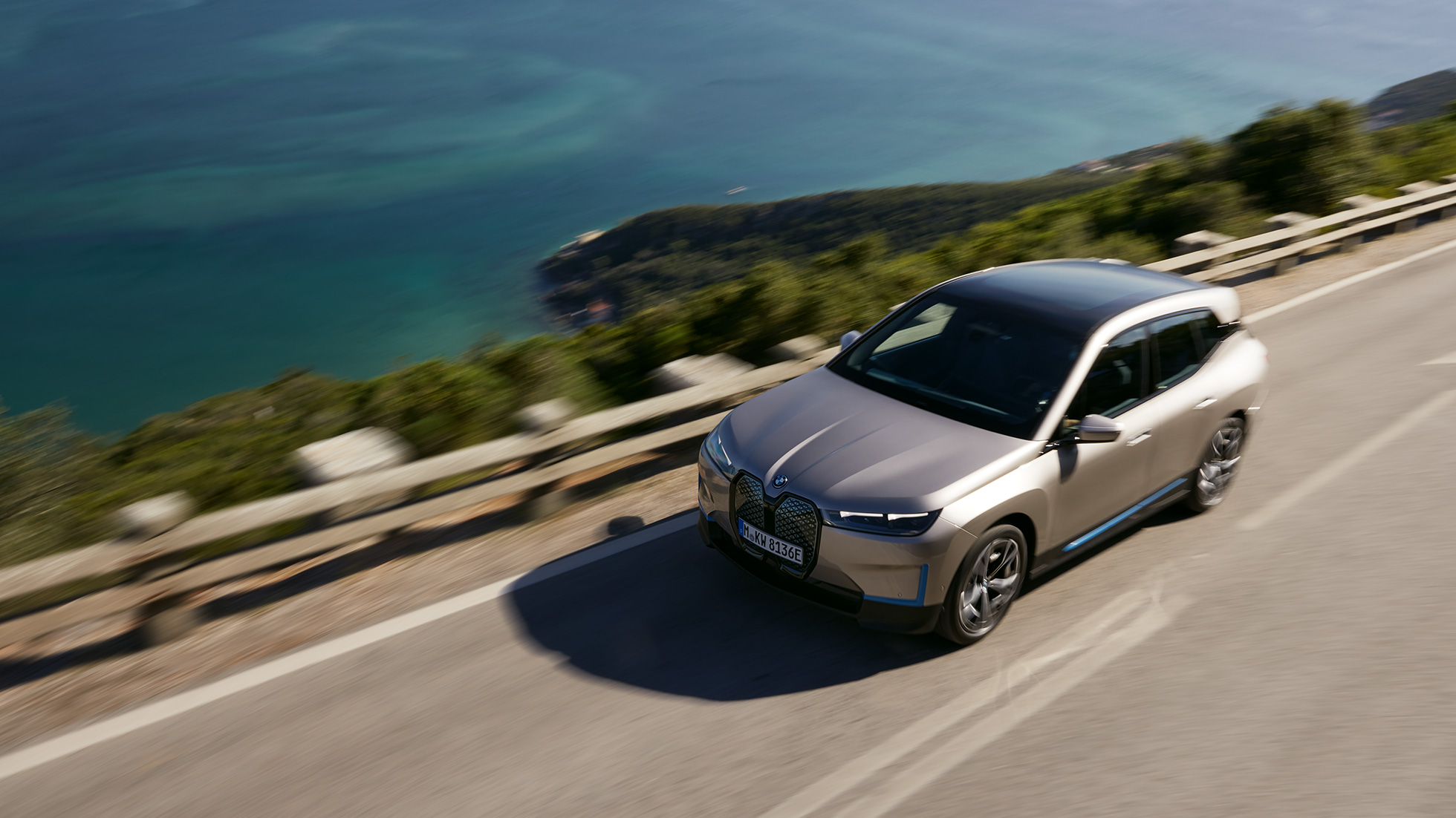 BMW iX, skats no putna lidojuma uz ceļa BMW iX, Cashmere Silver krāsa, i20, skats no putna lidojuma uz ceļa