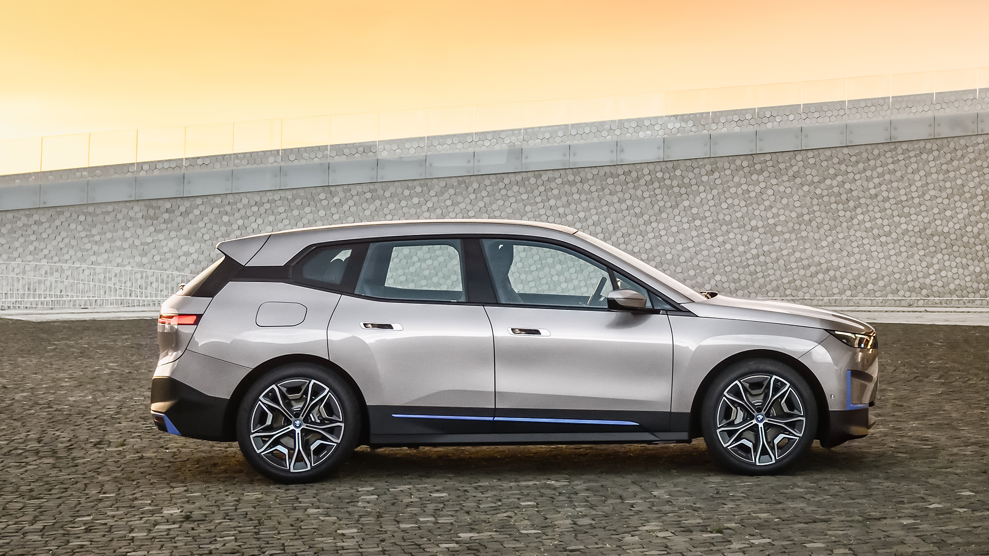 BMW iX, sānskats, stāvošs automobilis BMW iX, Cashmere Silver krāsa, i20, sānskats, stāvošs automobilis
