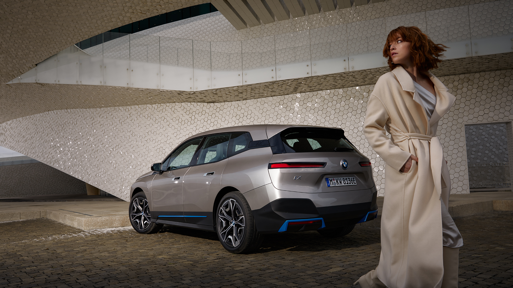 BMW iX, trīs ceturtdaļu aizmugures skats, stāvošs automobilis BMW iX i20, Cashmere Silver krāsa, trīs ceturtdaļu aizmugures skats, stāvošs automobilis