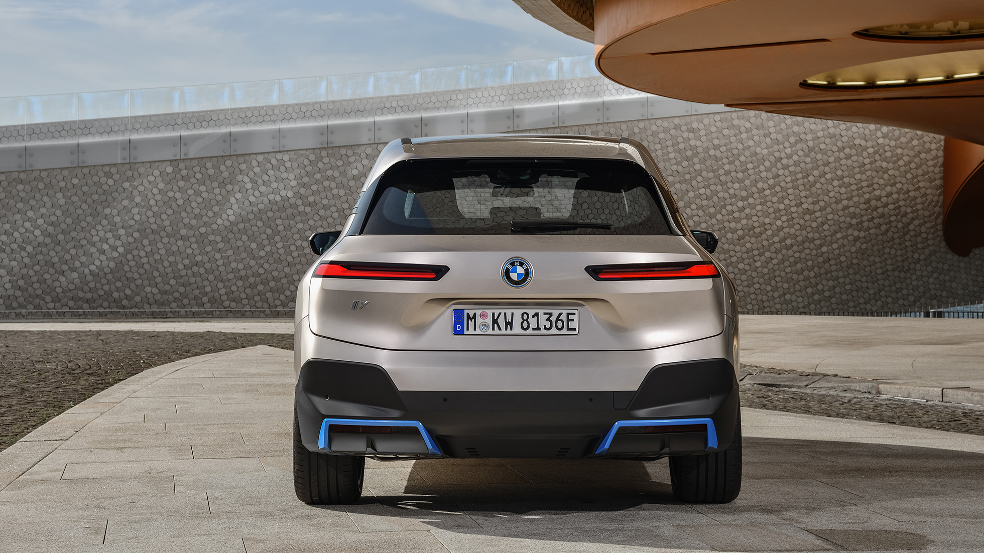 BMW iX, aizmugures skats, stāvošs automobilis BMW iX, Cashmere Silver krāsa, i20, aizmugures skats, stāvošs automobilis