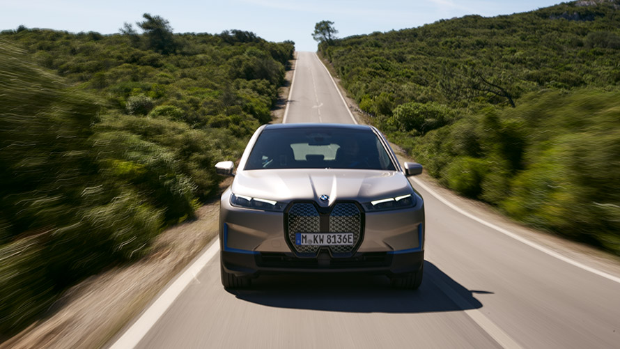 BMW iX, priekšpuses skats uz ceļa BMW iX, Cashmere Silver krāsa, i20, priekšpuses skats uz ceļa