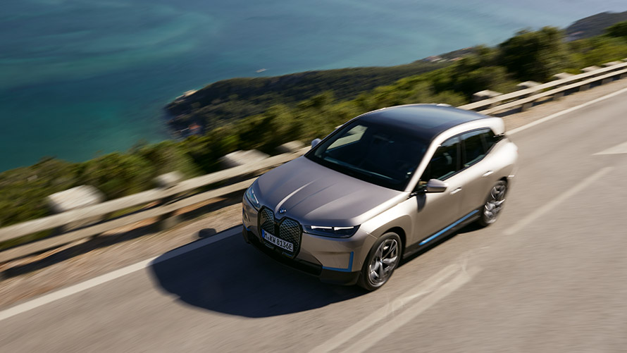 BMW iX, skats no putna lidojuma uz ceļa BMW iX, Cashmere Silver krāsa, i20, skats no putna lidojuma uz ceļa