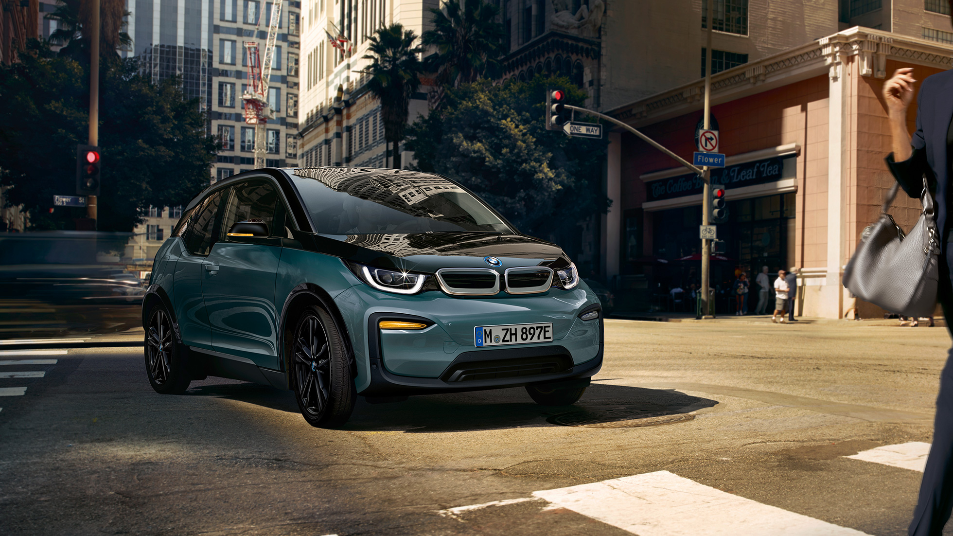 BMW i3 2018, trīs ceturtdaļu skats no priekšpuses, braucot BMW i3 I01 2018, Jucaro Beige krāsa ar metālisku Frozen Grey akcentu, trīs ceturtdaļu priekšpuses skats, braucot pilsētā