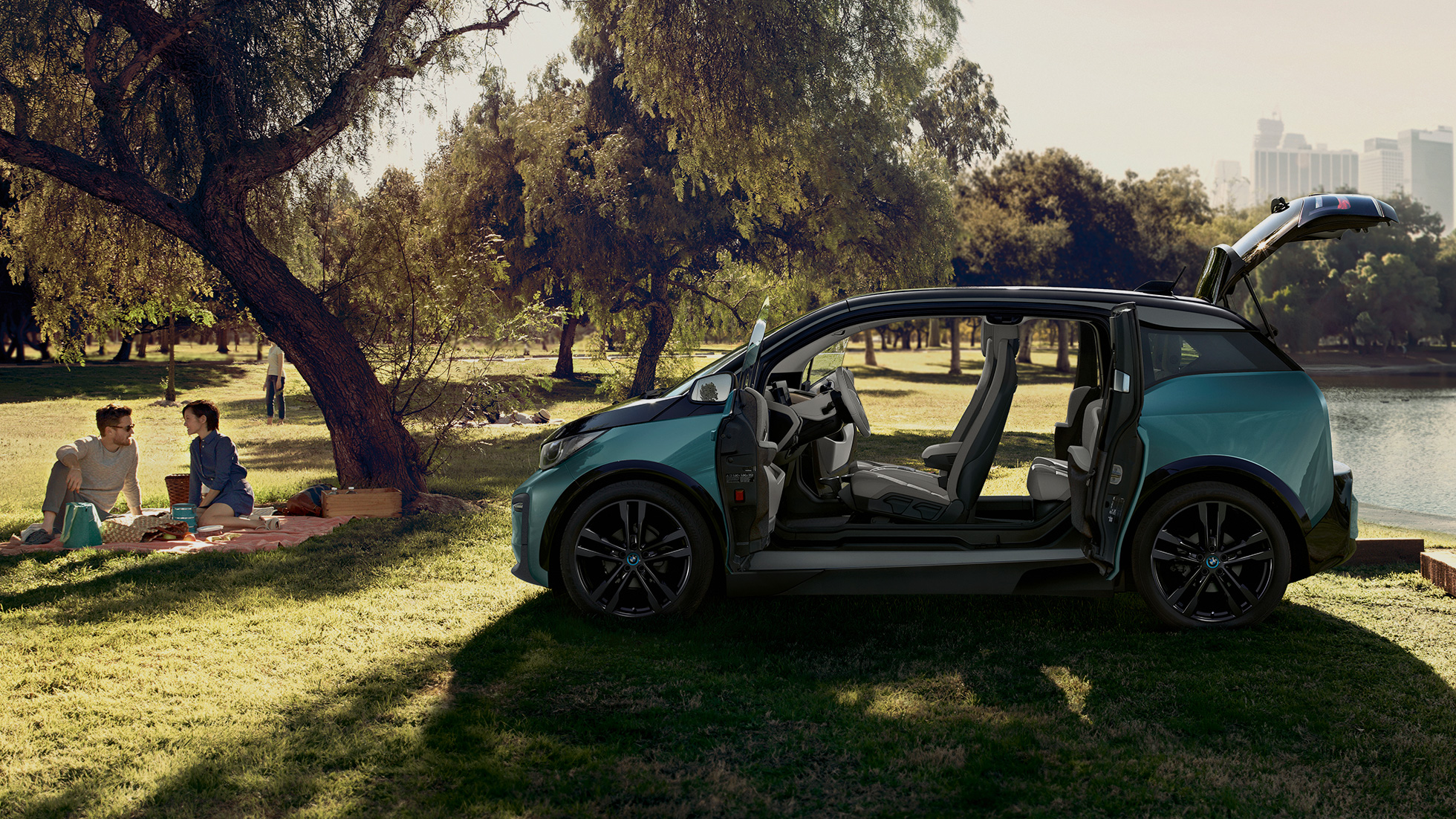 BMW i3 2018, skats ar atvērtām durvīm BMW i3 I01 2018, Jucaro Beige krāsa ar metālisku Frozen Grey akcentu, sānskats ar atvērtām durvīm