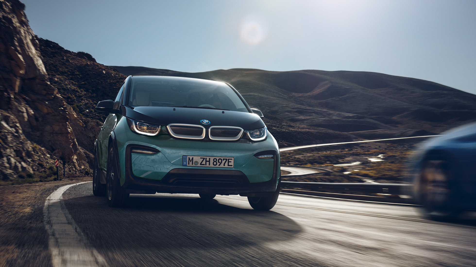BMW i3 2018, sānskats, braucot BMW i3 I01 2018, Jucaro Beige krāsa ar metālisku Frozen Grey akcentu, sānskats, braucot pilsētā
