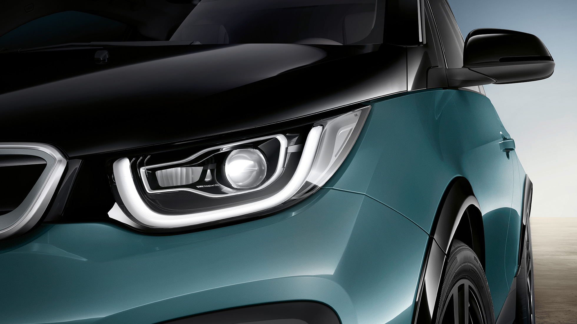 BMW i3 2018, LED priekšējie lukturi BMW i3 I01 2018, Jucaro Beige krāsa ar metālisku Frozen Grey akcentu, tuvplāns, priekšpuse, LED lukturi